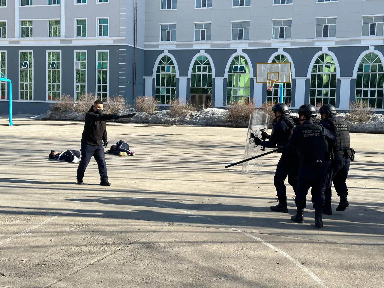 呼倫貝爾技師學(xué)院反恐防暴演練